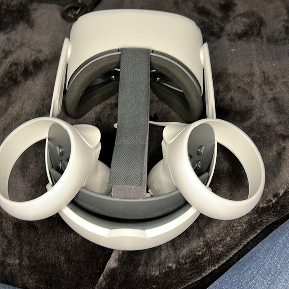Oculus VR headset and controls